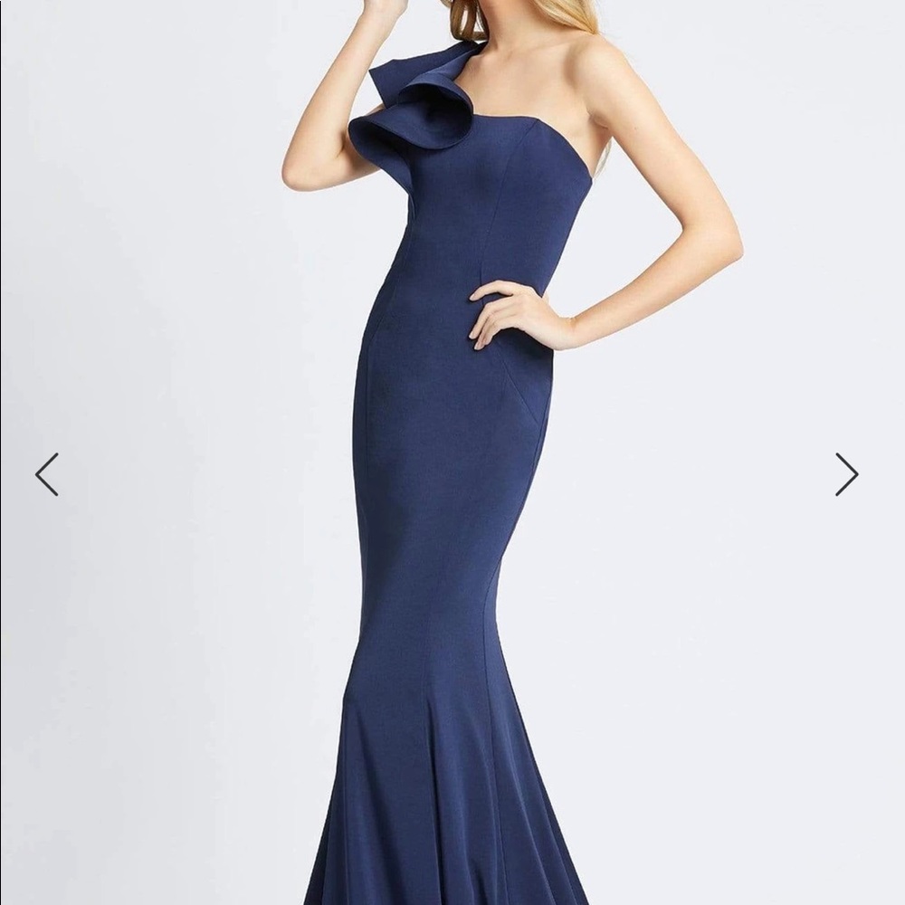 Like New Mac Duggal one shoulder ruffle Nvy blue gown size 2 (no alterations)